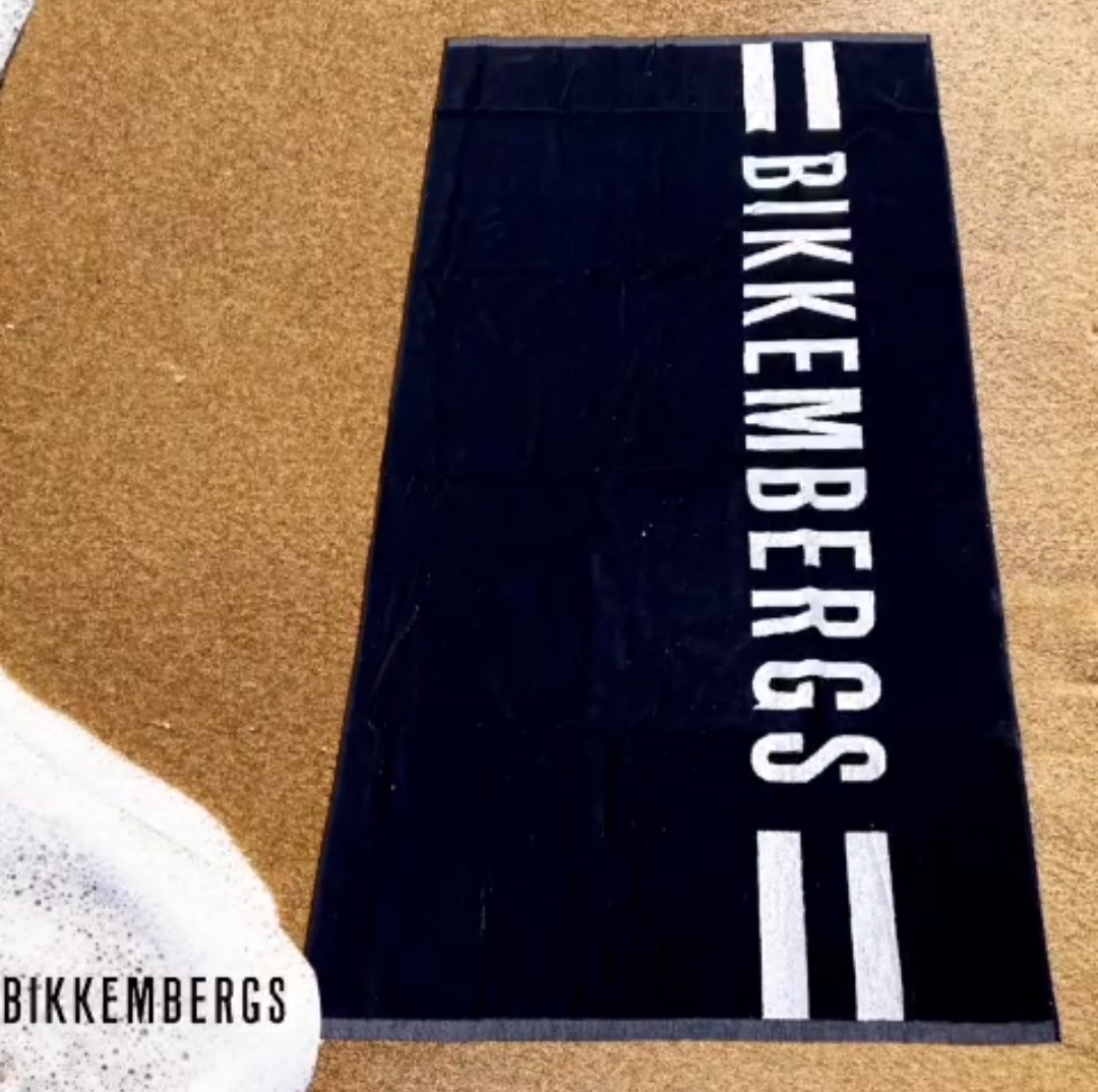 Telo mare marca Bikkembergs in colore nero con scritta in bianco