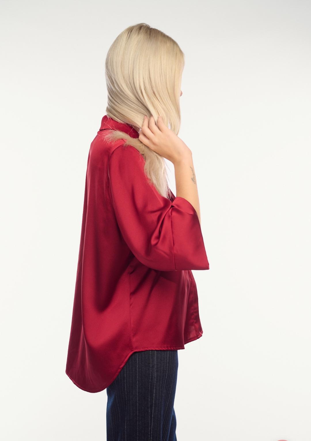 Blusa satinata donna colore bordeaux satinata con maniche a tre quarti - immagine 3