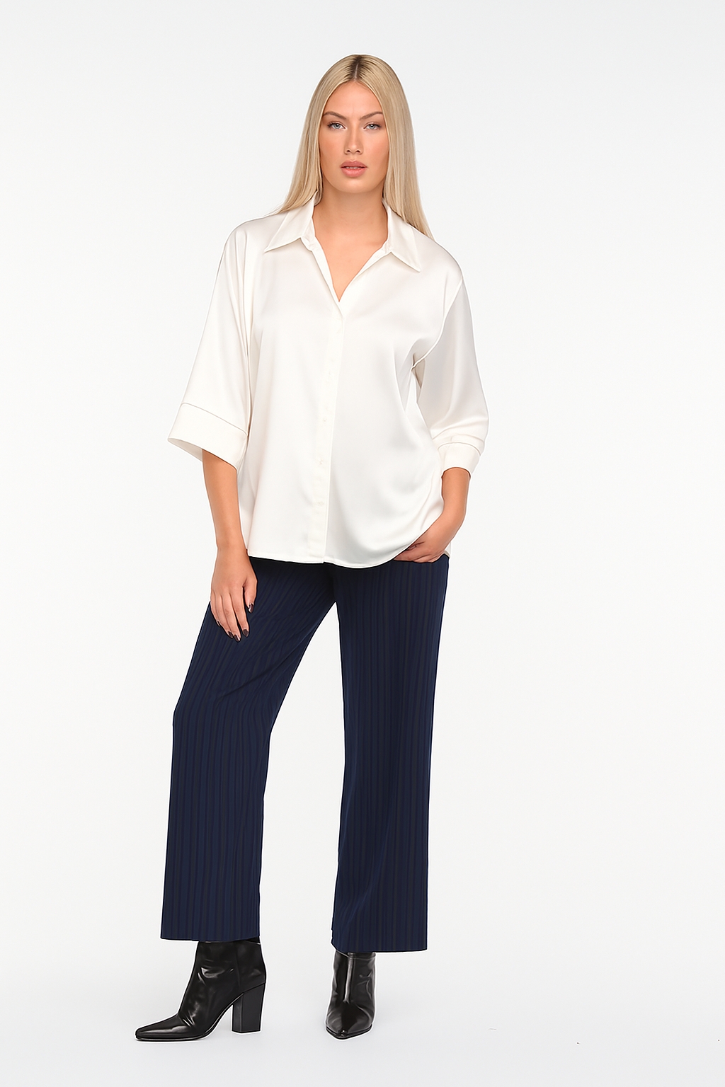 Blusa satinata donna colore bianca satinata con maniche a tre quarti - immagine 2