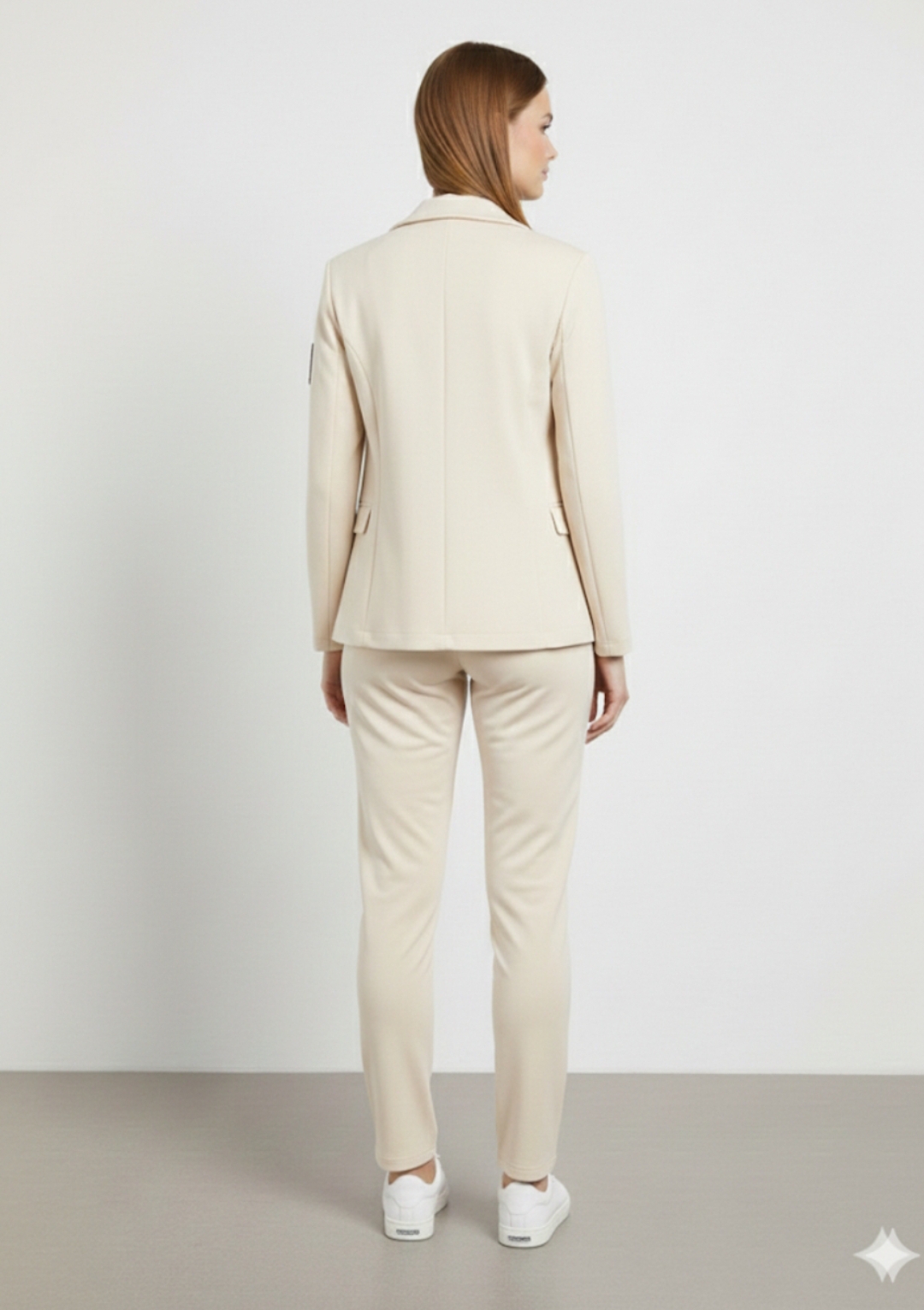 Tailleur donna modello Sporty-Chic in Tessuto Invernale – colore Beige / Panna - immagine 3